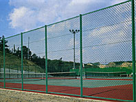 テニスコート周りのネットフェンスグリーン