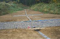 新潟県で施工した大型フトンカゴユニットタイプ土留工　施工しやすいmade in 新潟の平板Wクリップ使用