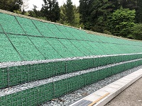 福島県で施工したメッシュ枠（かご枠）めっき品とクイックカゴ（ドレンカゴ仕様）　砕石を使用